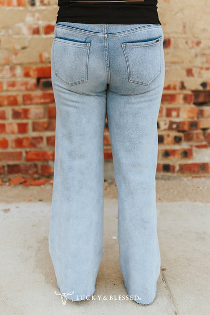Light Wash Frayed Hem Mid Rise Wide Leg Jeans (32in Inseam)